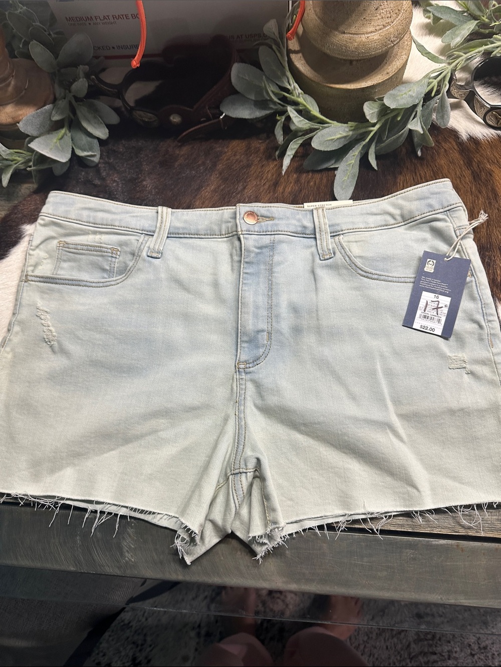 NWT Universal Thread Light Wash Frayed Hem Denim Shorts